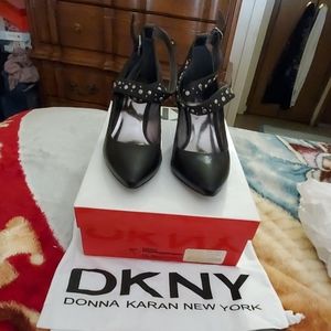 Dkny shoes comes with bag for shoes